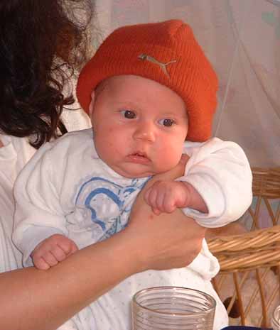 Eva mit Jojos cooler Mütze (9.11.2002, 7 Wochen)